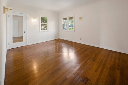 Foto de Interior de un apartamento moderno con suelo de madera - Imagen libre de derechos