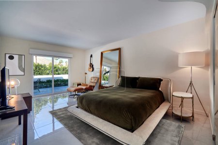 Téléchargez les photos : Conception de rendu 3D d'un intérieur de chambre à coucher moderne avec des meubles élégants - en image libre de droit