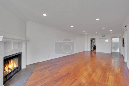 Foto de Interior de un apartamento moderno con suelo de madera y chimenea - Imagen libre de derechos