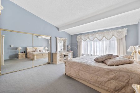 Téléchargez les photos : Conception de rendu 3D de chambre à coucher moderne luxueuse - en image libre de droit
