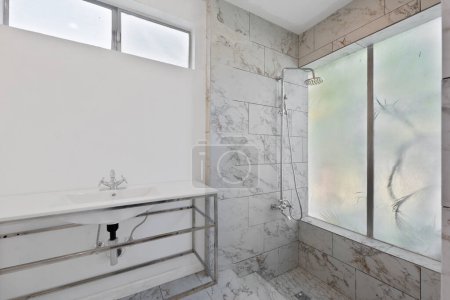Téléchargez les photos : Intérieur d'une salle de bain moderne avec douche et baignoire - en image libre de droit
