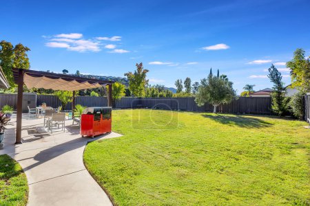 Téléchargez les photos : Belle vue sur la maison arrière uaes avec pelouse - en image libre de droit