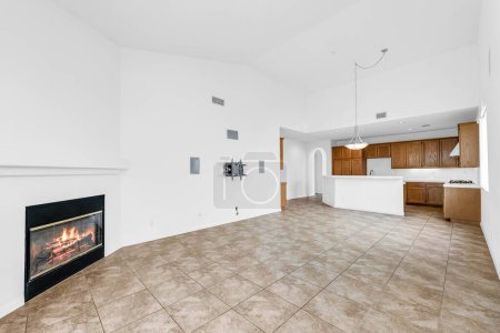 Téléchargez les photos : Intérieur de l'appartement moderne avec cuisine et cheminée - en image libre de droit