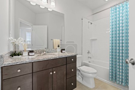 Téléchargez les photos : Rendement 3D. salle de bain moderne avec belle tuile blanche - en image libre de droit
