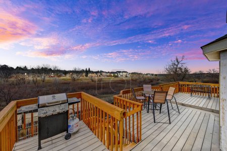 Téléchargez les photos : Belle terrasse en bois avec table au coucher du soleil - en image libre de droit