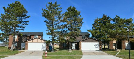 Foto de Nuevas casas suburbanas con cielo azul. renderizado 3d - Imagen libre de derechos