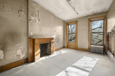 Téléchargez les photos : Vieille maison abandonnée dans une grande fenêtre - en image libre de droit