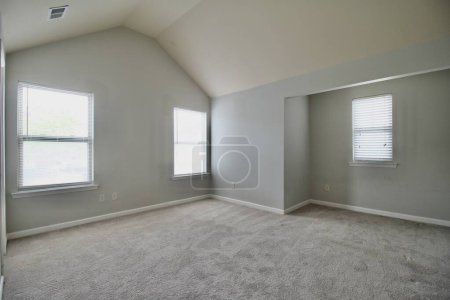 Téléchargez les photos : Appartement neuf vide et non meublé, grande chambre vide avec murs blancs, grandes fenêtres lumineuses. Personne dedans. Californie, États-Unis - 2023 - en image libre de droit