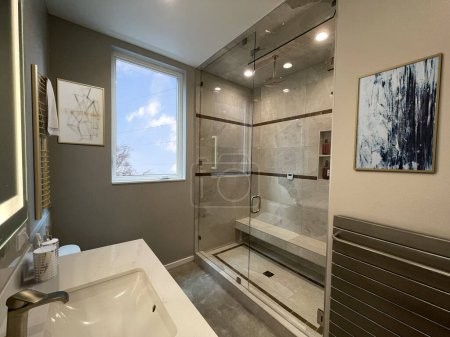 Téléchargez les photos : Salle de bain design intérieur dans maison moderne - en image libre de droit