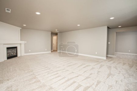 Foto de Moderno y completamente blanco interior sin amueblar de casa de lujo. 2023 - Imagen libre de derechos