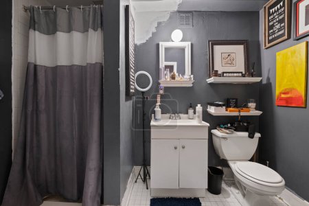 Téléchargez les photos : Salle de bain aux couleurs noir et gris avec un miroir et un lavabo - en image libre de droit