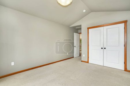 Foto de Moderno y completamente blanco interior sin amueblar de casa de lujo. Estados Unidos - Imagen libre de derechos