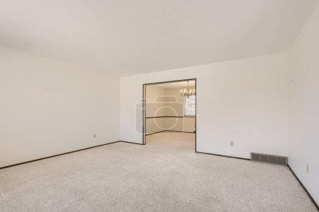 Téléchargez les photos : Moderne et complètement blanc intérieur non meublé de maison de ville de luxe. États-Unis - en image libre de droit