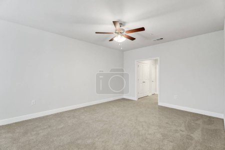 Foto de Moderno y completamente blanco interior sin amueblar de casa de lujo. Estados Unidos - Imagen libre de derechos
