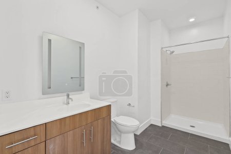 Téléchargez les photos : Belle salle de bain blanche avec WC, rendu 3d - en image libre de droit