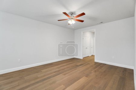 Téléchargez les photos : Appartement neuf vide et non meublé, grand, aéré, chambre vide avec des murs blancs, et les planchers de bois. Personne dedans. États-Unis - en image libre de droit
