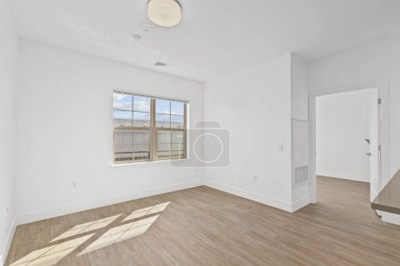 Téléchargez les photos : Appartement neuf vide et non meublé, grand, aéré, chambre vide avec des murs blancs, et les planchers de bois. Personne dedans. États-Unis - en image libre de droit