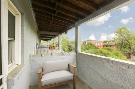 Foto de Lujosa terraza con balcón decorativo con vista natural fuera de la mansión moderna. Concepto de Patio de mármol, Arquitectura y Relajación. Estados Unidos - Imagen libre de derechos