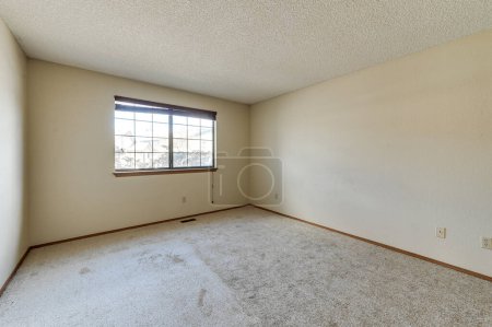 Foto de Apartamento nuevo, vacío y sin amueblar, amplio dormitorio vacío con paredes blancas, grandes ventanas luminosas. No hay nadie adentro. Estados Unidos - Imagen libre de derechos