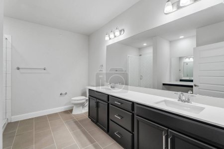 Téléchargez les photos : Design intérieur de salle de bain moderne, rendu 3d - en image libre de droit