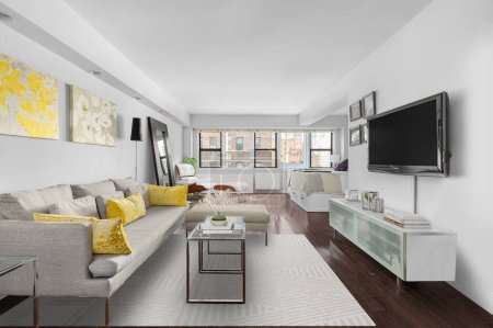 Téléchargez les photos : Salon moderne dans la ville de New York avec canapé blanc et canapé jaune - en image libre de droit