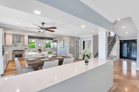 Téléchargez les photos : 3d rendant le design intérieur de la salle à manger dans une belle maison - en image libre de droit