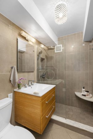 Foto de Interior de un cuarto de baño con ducha, representación 3d - Imagen libre de derechos