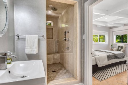 Téléchargez les photos : Design intérieur de salle de bain et chambre de luxe - en image libre de droit