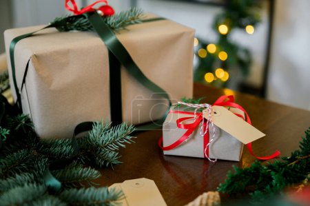 Téléchargez les photos : Noel concept de fond. vue du dessus de la boîte cadeau de Noël boules rouges avec branches d'épinette, cônes de pin, baies rouges sur vieux fond en bois. Concept Nouvel An - en image libre de droit