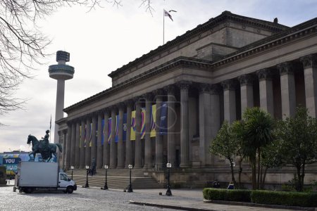 Téléchargez les photos : Liverpool, Merseyside, Royaume-Uni - 5 février 2023 : La façade du St George's Hall dans le centre-ville de Liverpool avec des bannières faisant la promotion du Concours Eurovision de la chanson Liverpool 2023 - en image libre de droit