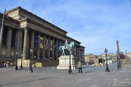 Foto de Liverpool, Merseyside, Reino Unido: El frente del St George 's Hall en el centro de Liverpool con pancartas promocionando el Festival de la Canción de Eurovisión Liverpool 2023 - Imagen libre de derechos