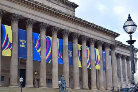 Téléchargez les photos : Liverpool, Merseyside, Royaume-Uni - 31 janvier 2023 : Bannières sur le devant du St George's Hall au centre-ville de Liverpool pour promouvoir le Concours Eurovision de la chanson Liverpool 2023 en soutien à l'Ukraine - en image libre de droit