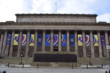 Téléchargez les photos : Liverpool, Merseyside, Royaume-Uni - 31 janvier 2023 : Bannières devant le St George's Hall au centre-ville de Liverpool pour promouvoir le Concours Eurovision de la chanson Liverpool 2023 - en image libre de droit