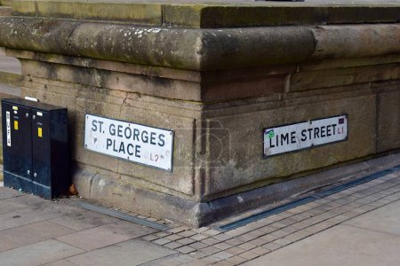 Foto de Liverpool, Merseyside, Reino Unido - 31 de enero de 2023: Carteles tradicionales de Liverpool hacia St Georges Place y Lime Street, norte de Inglaterra, Reino Unido - Imagen libre de derechos