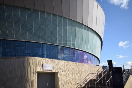 Téléchargez les photos : Liverpool, Merseyside, Angleterre - 10 mars 2023 : M & S Bank Arena au King's Dock de Liverpool City à Merseyside. Echo arena sponsorisé par Marks et Spencer pour accueillir le Concours Eurovision de la chanson 2023 en soutien à l'Ukraine - en image libre de droit