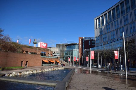 Téléchargez les photos : Liverpool, Merseyside, Royaume-Uni - 10 mars 2023 : Fontaine d'eau au centre commercial de Liverpool Liverpool One - en image libre de droit