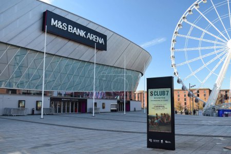 Téléchargez les photos : Liverpool, Merseyside, Angleterre - 10 mars 2023 : Le groupe S Club 7 se réunit pour se produire au M & S Bank Arena au King's Dock de Liverpool City à Merseyside. Echo arena sponsorisé par Marks et Spencer - en image libre de droit