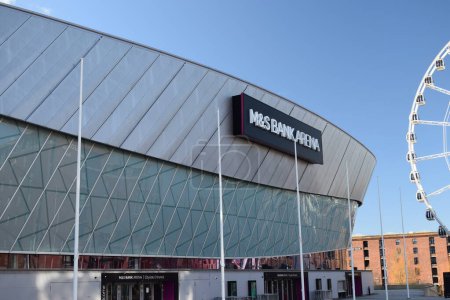 Téléchargez les photos : Liverpool, Merseyside, Angleterre - 10 mars 2023 : M & S Bank Arena au King's Dock de Liverpool City à Merseyside. Echo arena sponsorisé par Marks et Spencer pour accueillir le Concours Eurovision de la chanson 2023 en soutien à l'Ukraine - en image libre de droit