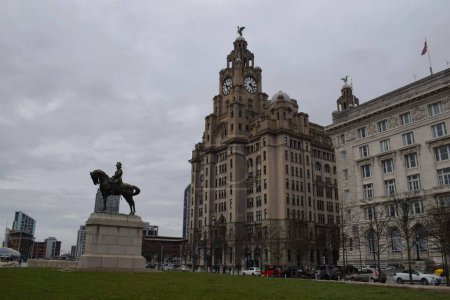 Téléchargez les photos : Liverpool, Merseyside, Royaume-Uni - 12 mars 2023 : L'emblématique édifice Royal Liver de grade 1 de Liverpool et le bâtiment Cunard de grade 2 *, des Trois Grâces protégées, situé au Pier Head - en image libre de droit