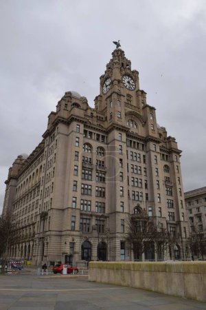 Téléchargez les photos : Liverpool, Merseyside, Royaume-Uni - 12 mars 2023 : L'emblématique bâtiment hépatique de grade 1 de Liverpool, des Trois Grâces protégées, situé à la tête de la jetée le long de la rivière Mersey - en image libre de droit