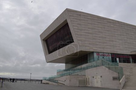 Téléchargez les photos : Liverpool, Merseyside, Royaume-Uni - 12 mars 2023 : Le Musée de Liverpool situé au bord de l'eau de la ville, Pier Head, Mann Island, un grand bâtiment à l'architecture moderne frappante - en image libre de droit