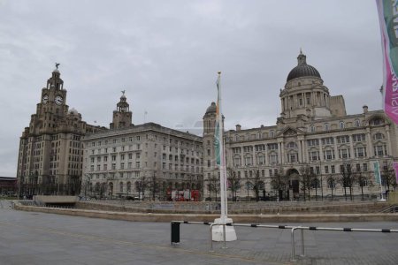 Téléchargez les photos : Liverpool, Merseyside, Royaume-Uni - 12 mars 2023 : Trois Grâces emblématiques de Liverpool, situé à Pier Head : le Royal Liver Building, le Cunard Building et le Port de Liverpool building - en image libre de droit