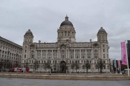 Téléchargez les photos : Liverpool, Merseyside, Royaume-Uni - 12 mars 2023 : Bâtiment emblématique de Liverpool de grade II * classé Port de Liverpool, des Trois Grâces protégées, situé à la tête du quai le long du front de mer Mersey - en image libre de droit