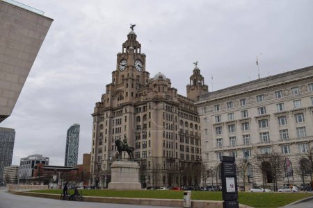 Téléchargez les photos : Liverpool, Merseyside, Royaume-Uni - 12 mars 2023 : L'emblématique édifice Royal Liver de grade 1 de Liverpool et le bâtiment Cunard de grade 2 *, des Trois Grâces protégées, situé au Pier Head - en image libre de droit