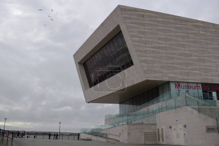 Téléchargez les photos : Liverpool, Merseyside, Royaume-Uni - 12 mars 2023 : Le Musée de Liverpool situé au bord de l'eau de la ville, Pier Head, Mann Island, un grand bâtiment à l'architecture moderne frappante - en image libre de droit