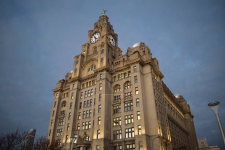 Téléchargez les photos : Liverpool, Merseyside, Royaume-Uni - 22 novembre 2022 : L'emblématique bâtiment du foie de grade 1 de Liverpool, des Trois Grâces protégées, situé à la tête de la jetée le long de la rivière Mersey - en image libre de droit