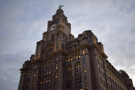 Téléchargez les photos : Liverpool, Merseyside, Royaume-Uni - 22 novembre 2022 : Gros plan sur l'emblématique bâtiment du foie classé 1ère année de Liverpool, des Trois Grâces protégées, situé à la tête de la jetée le long de la rivière Mersey - en image libre de droit