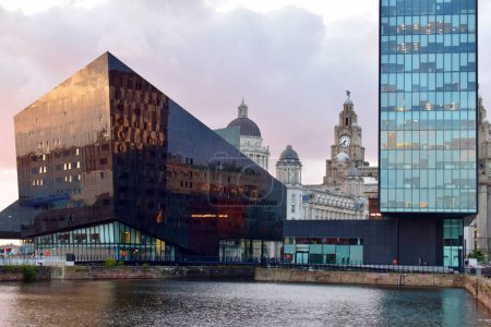 Téléchargez les photos : Liverpool, Merseyside, Royaume-Uni - 1er octobre 2021 : Quai de mise en conserve de Liverpool au coucher du soleil avec le célèbre bâtiment du foie en arrière-plan. - en image libre de droit