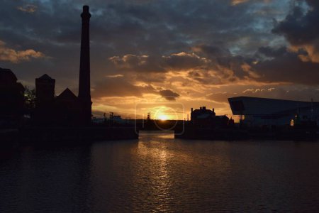 Téléchargez les photos : Liverpool, Merseyside, Royaume-Uni - 1er octobre 2021 : Quai de mise en conserve de Liverpool au coucher du soleil avec le grand musée de Liverpool et le pub-restaurant Pump House. - en image libre de droit