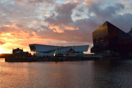 Téléchargez les photos : Liverpool, Merseyside, Royaume-Uni - 1er octobre 2021 : Quai de conserve de Liverpool au coucher du soleil avec le grand Musée de Liverpool. - en image libre de droit